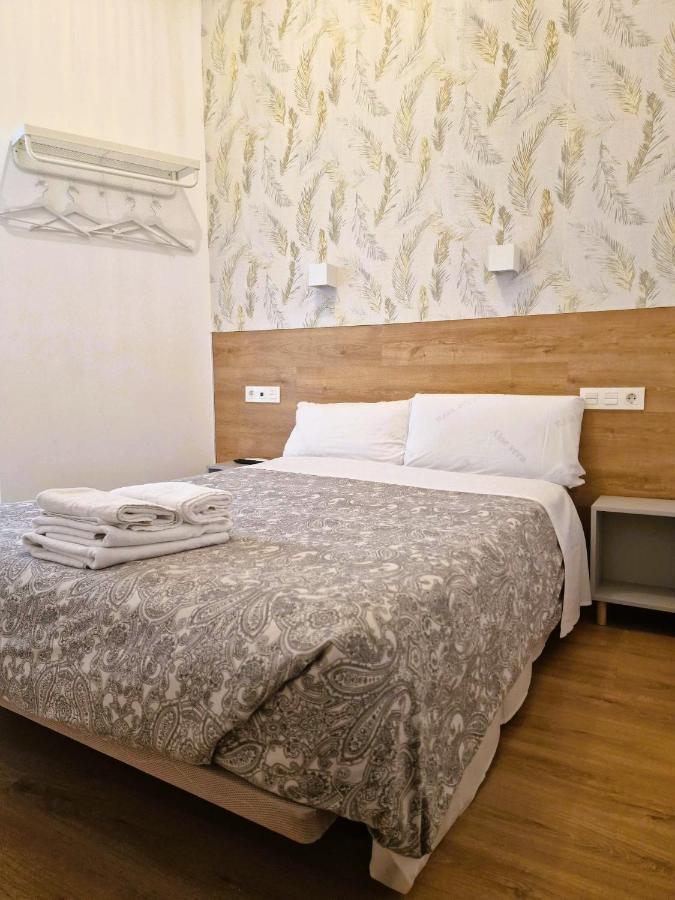 Hostal Comercial Madrid Bagian luar foto