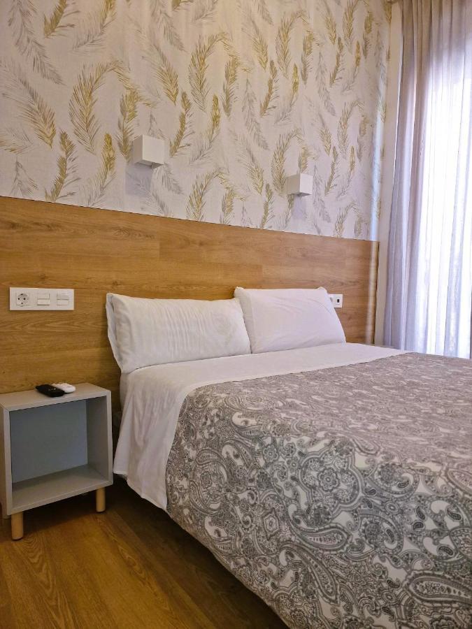 Hostal Comercial Madrid Bagian luar foto