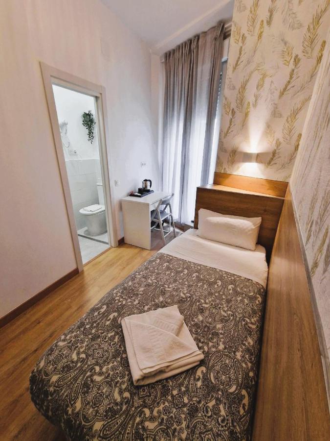 Hostal Comercial Madrid Bagian luar foto