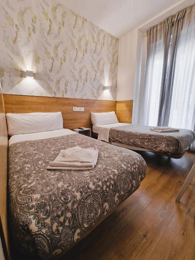 Hostal Comercial Madrid Bagian luar foto