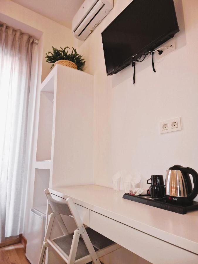 Hostal Comercial Madrid Bagian luar foto