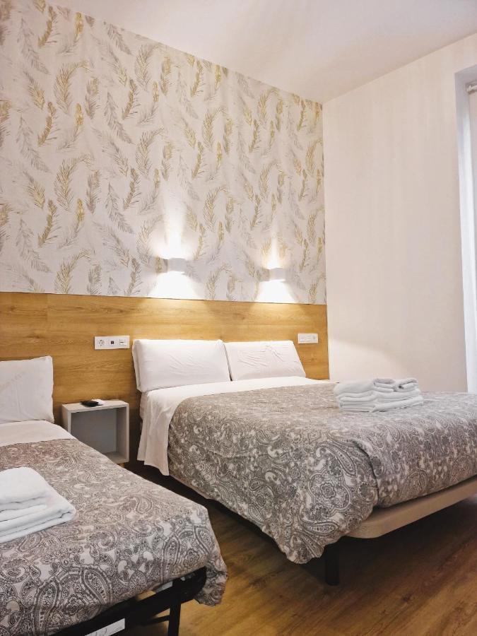 Hostal Comercial Madrid Bagian luar foto