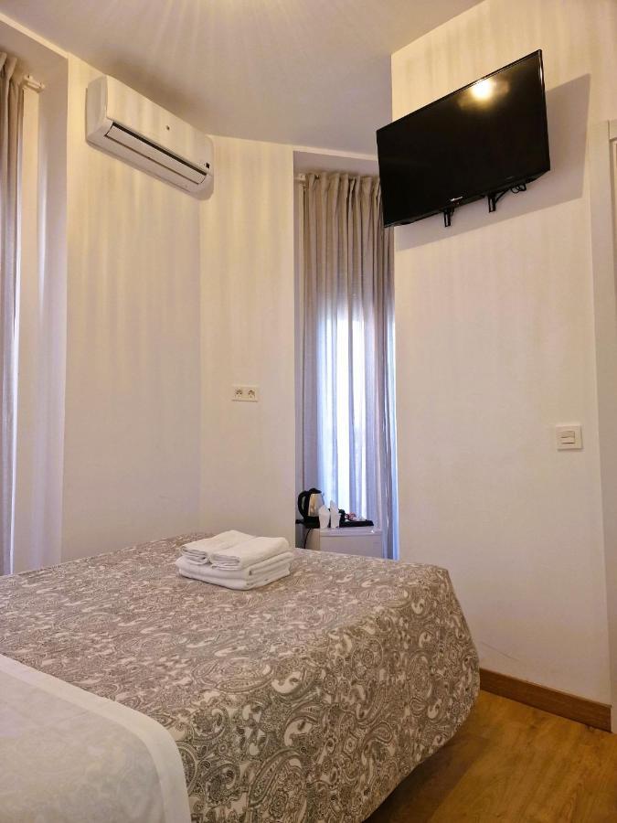 Hostal Comercial Madrid Bagian luar foto