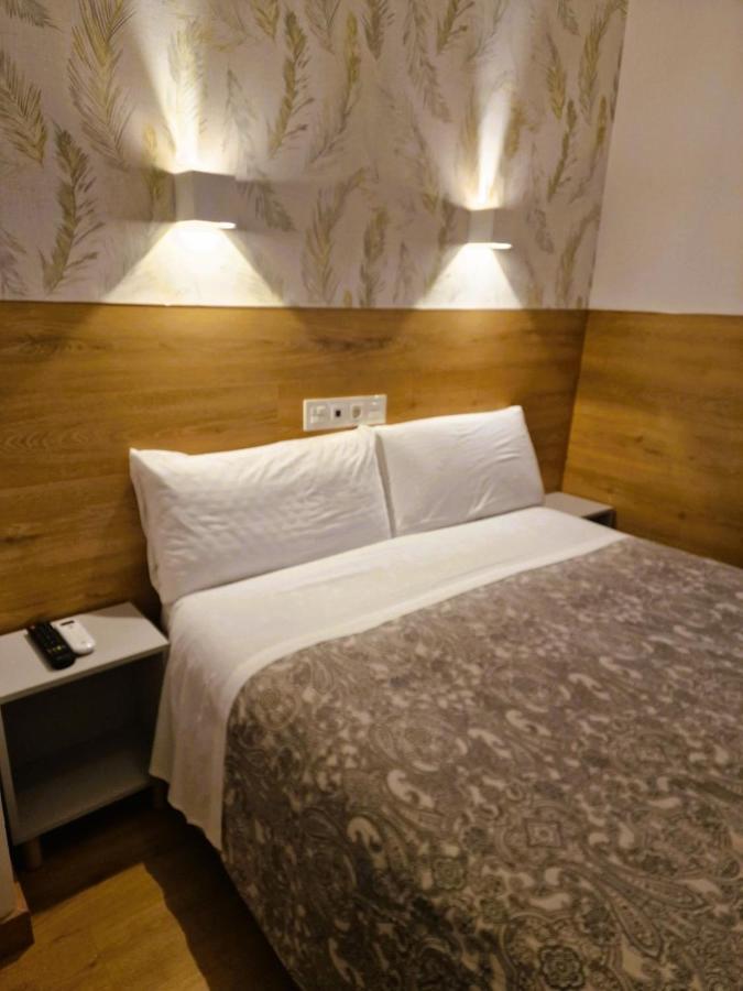 Hostal Comercial Madrid Bagian luar foto