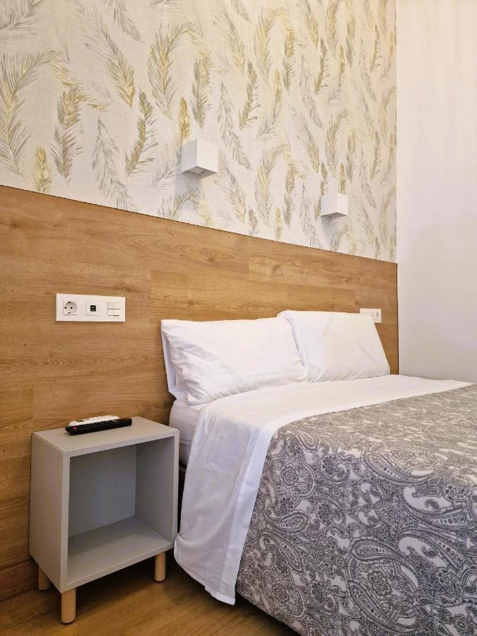 Hostal Comercial Madrid Bagian luar foto