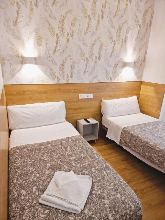 Hostal Comercial Madrid Bagian luar foto