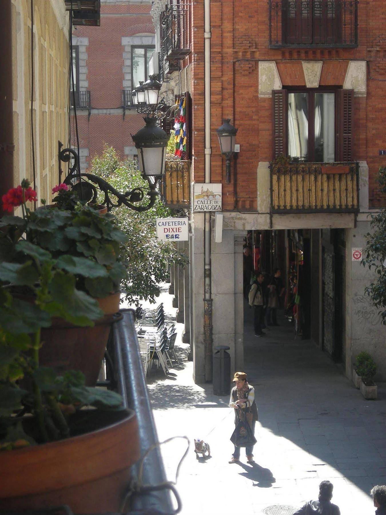 Hostal Comercial Madrid Bagian luar foto