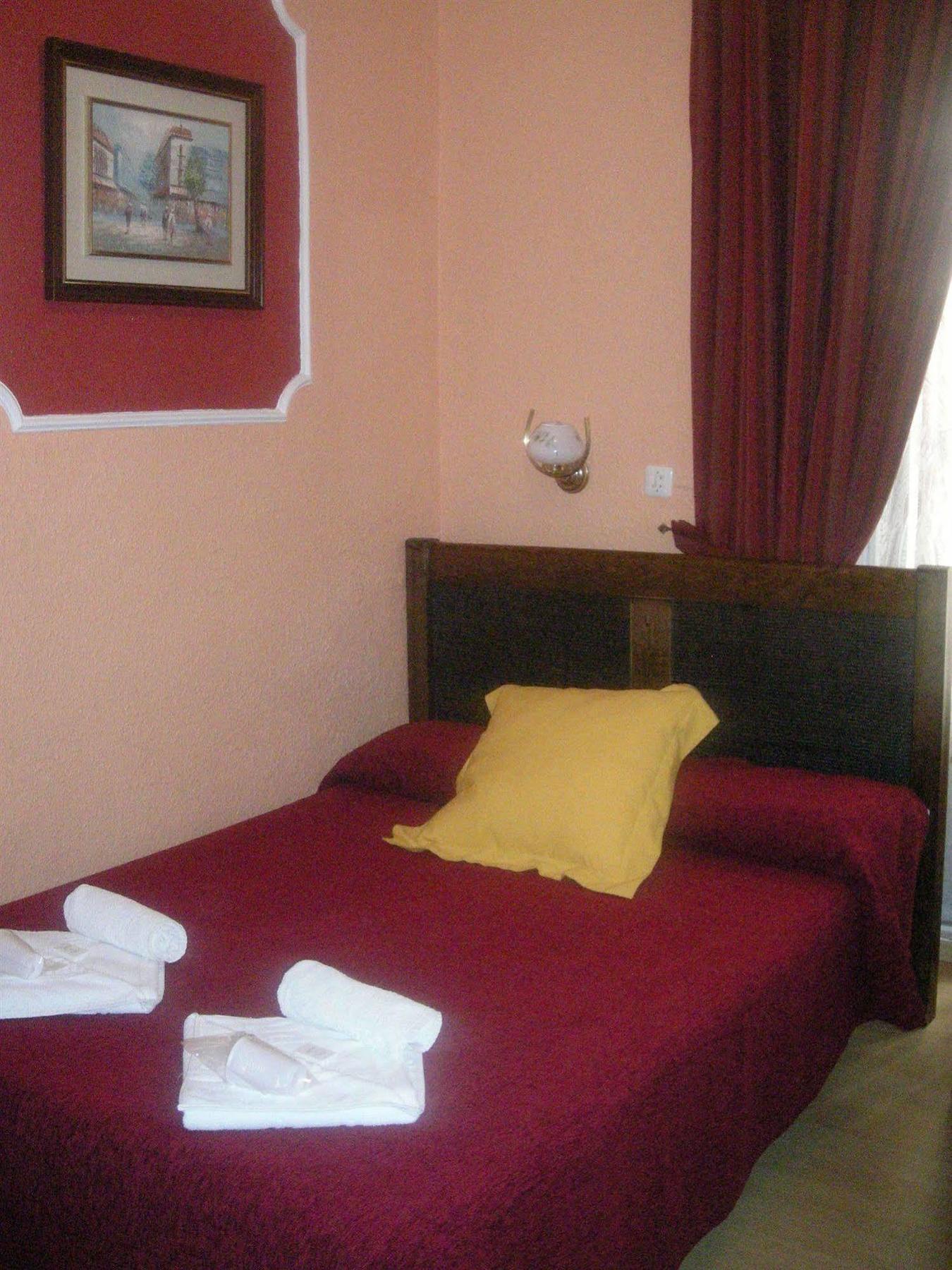 Hostal Comercial Madrid Bagian luar foto