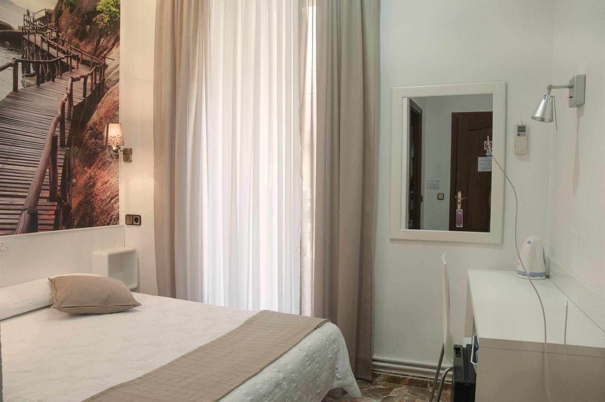 Hostal Comercial Madrid Bagian luar foto